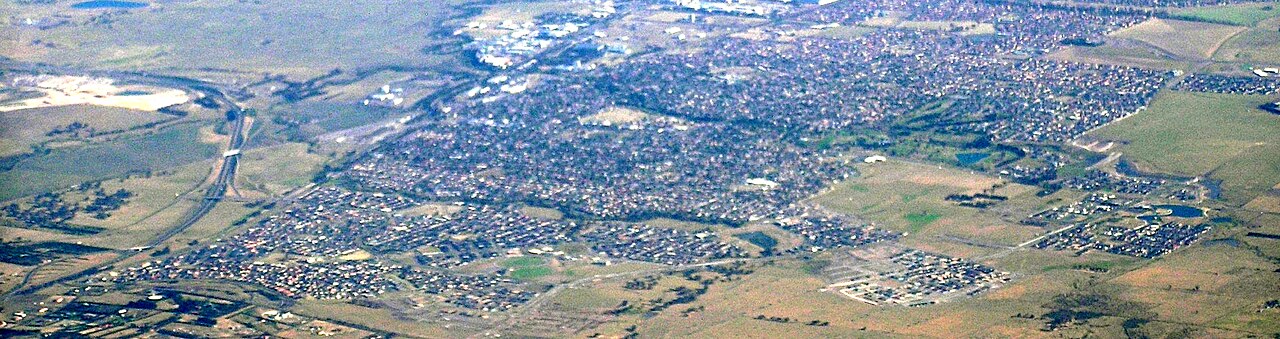 Craigieburn from the north-west, with the Hume Freeway on the left